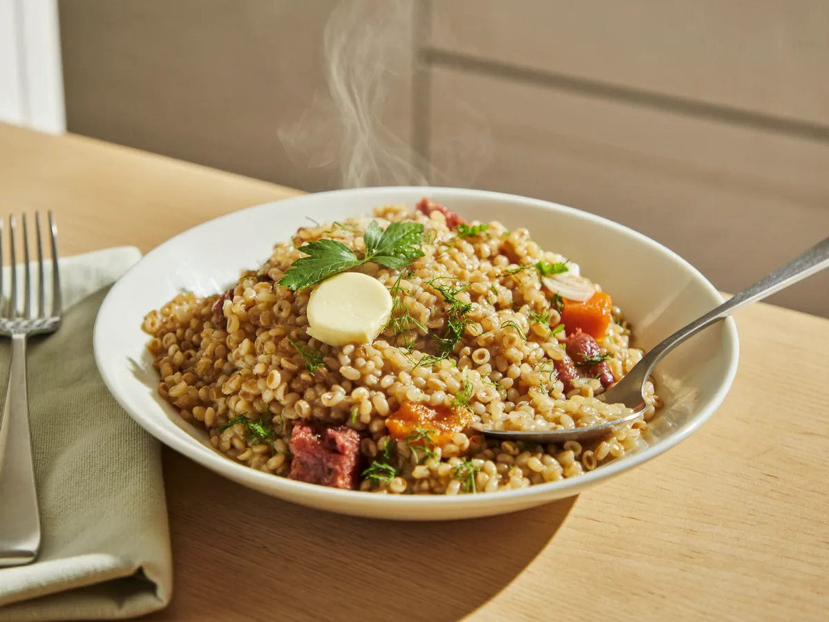 Перловая каша с сосисками и овощами в мультиварке