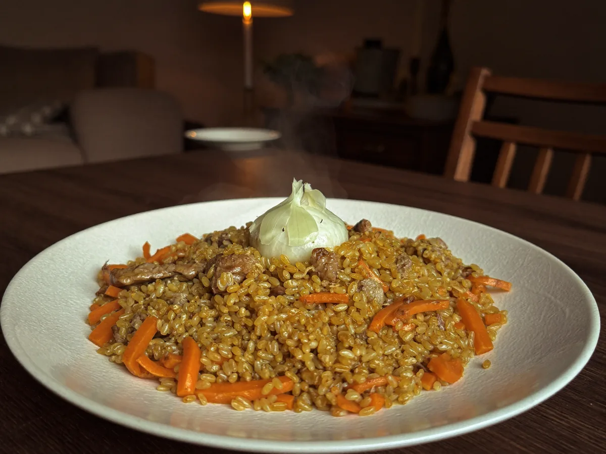 Плов без мяса с овощами морковью и луком на сковороде