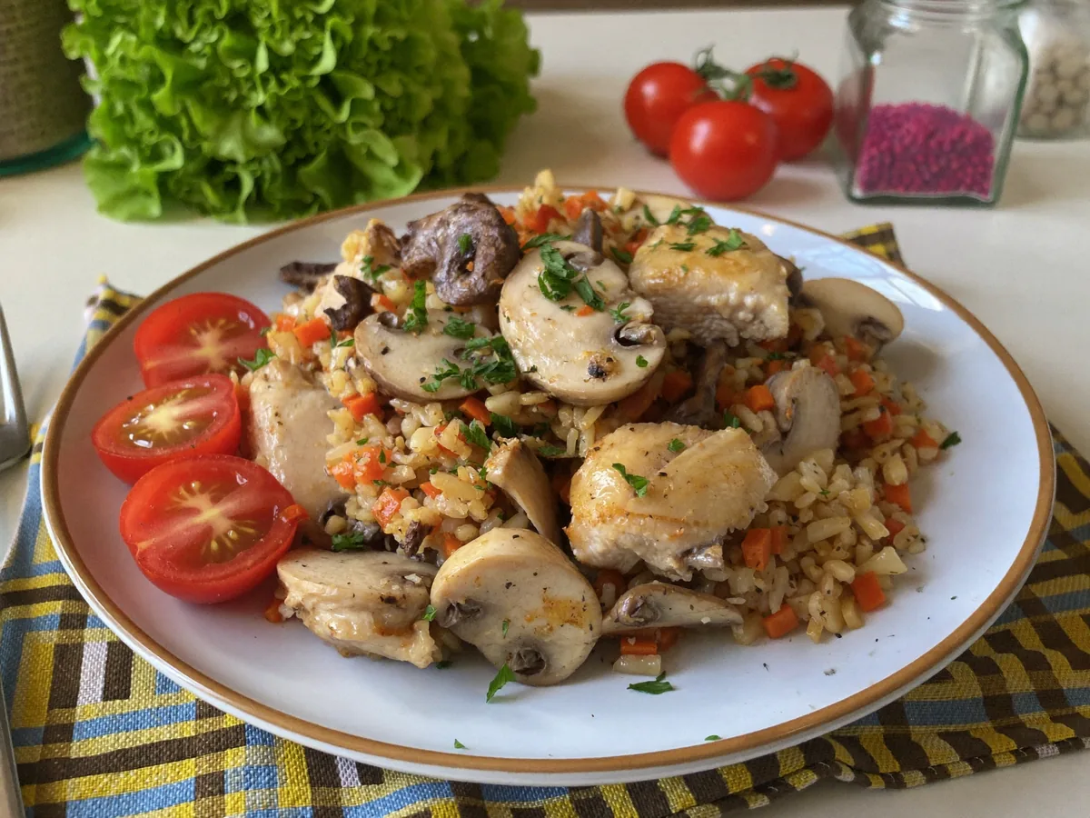Плов с курицей и грибами на сковороде