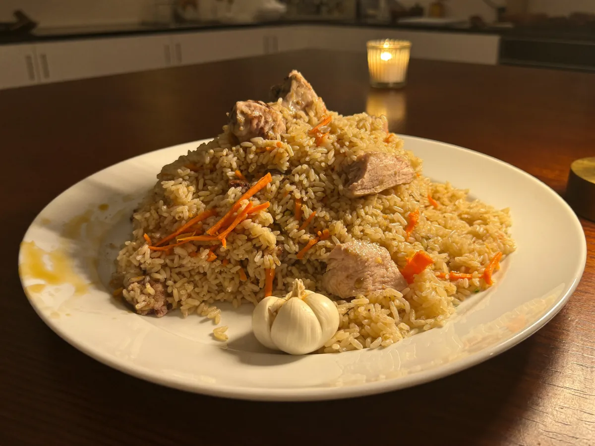 Плов с рисом басмати и курицей на сковороде
