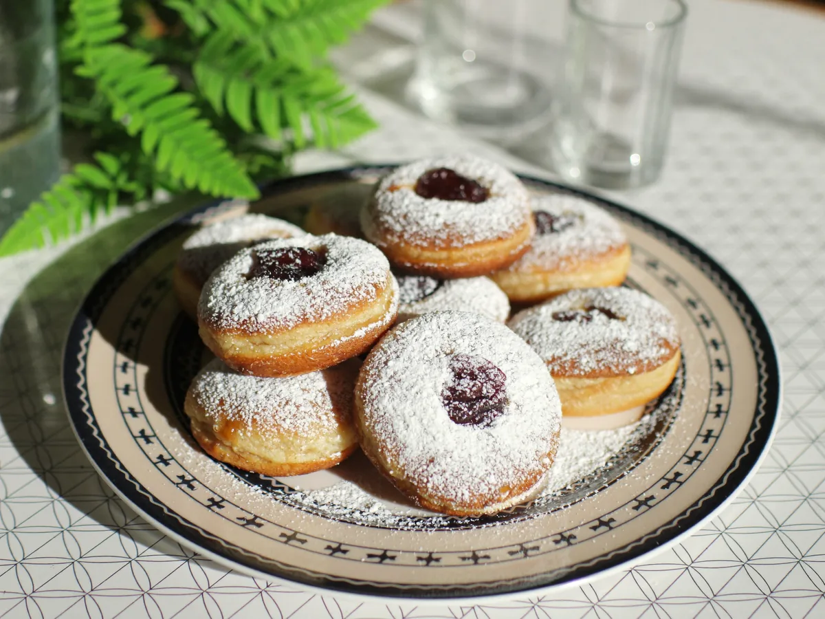 Пончики с вишней