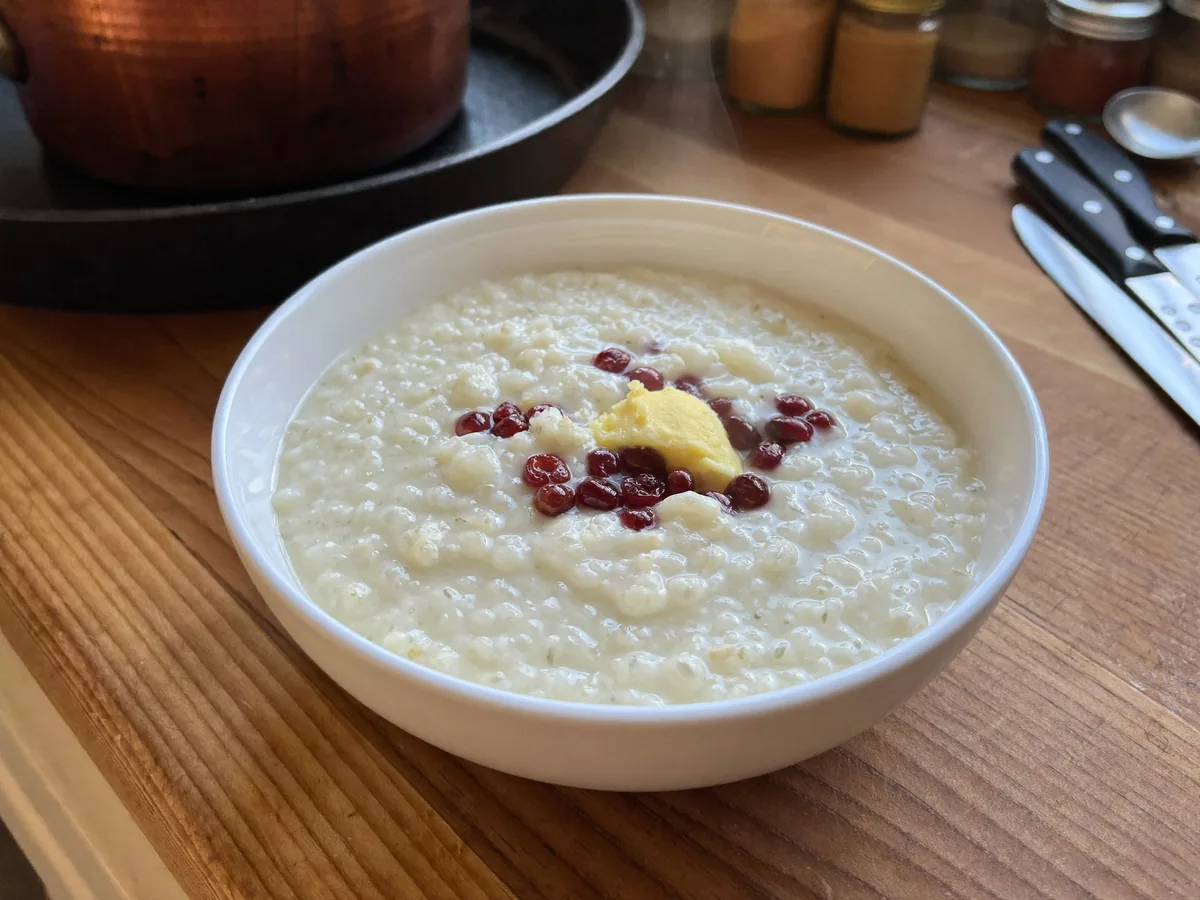 Постная манная каша на клюквенном соке