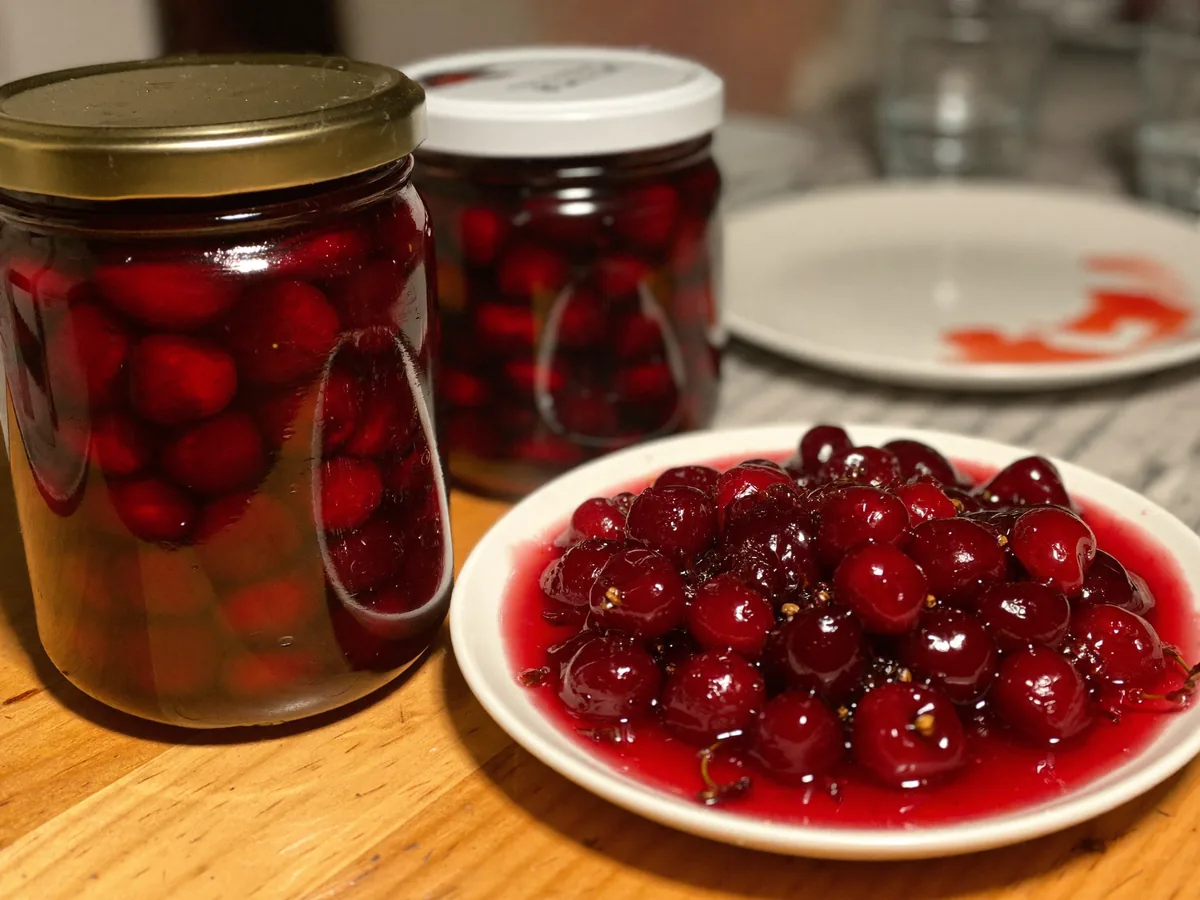 Простое варенье из вишни с косточкой на зиму