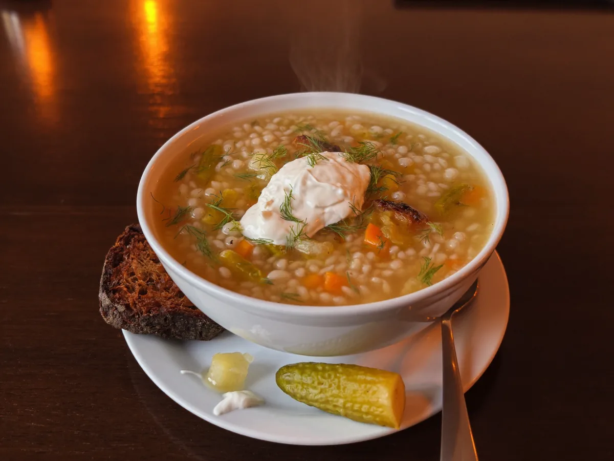 Рассольник с полбой и солеными огурцами