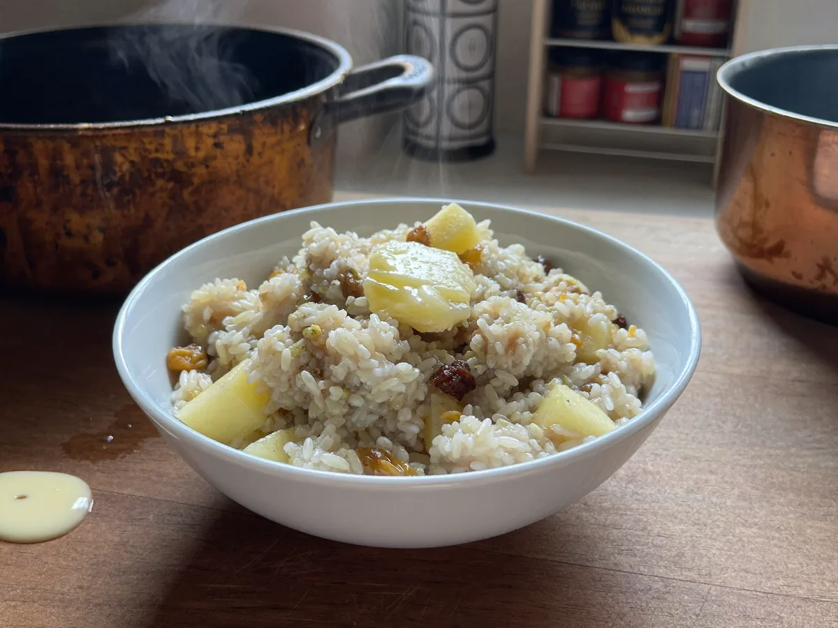 Рисовая каша с изюмом и яблоками (на воде)