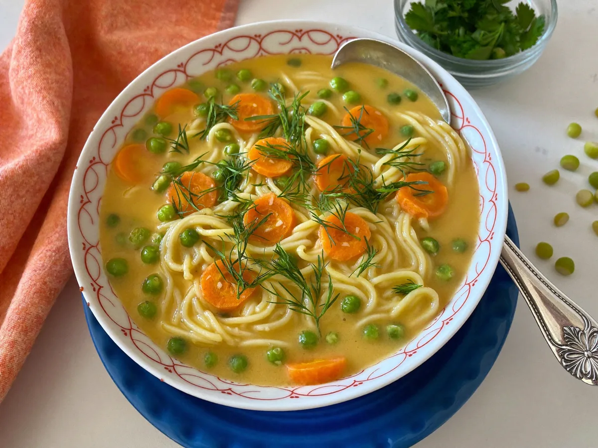 Рисовая лапша с горохом и овощами