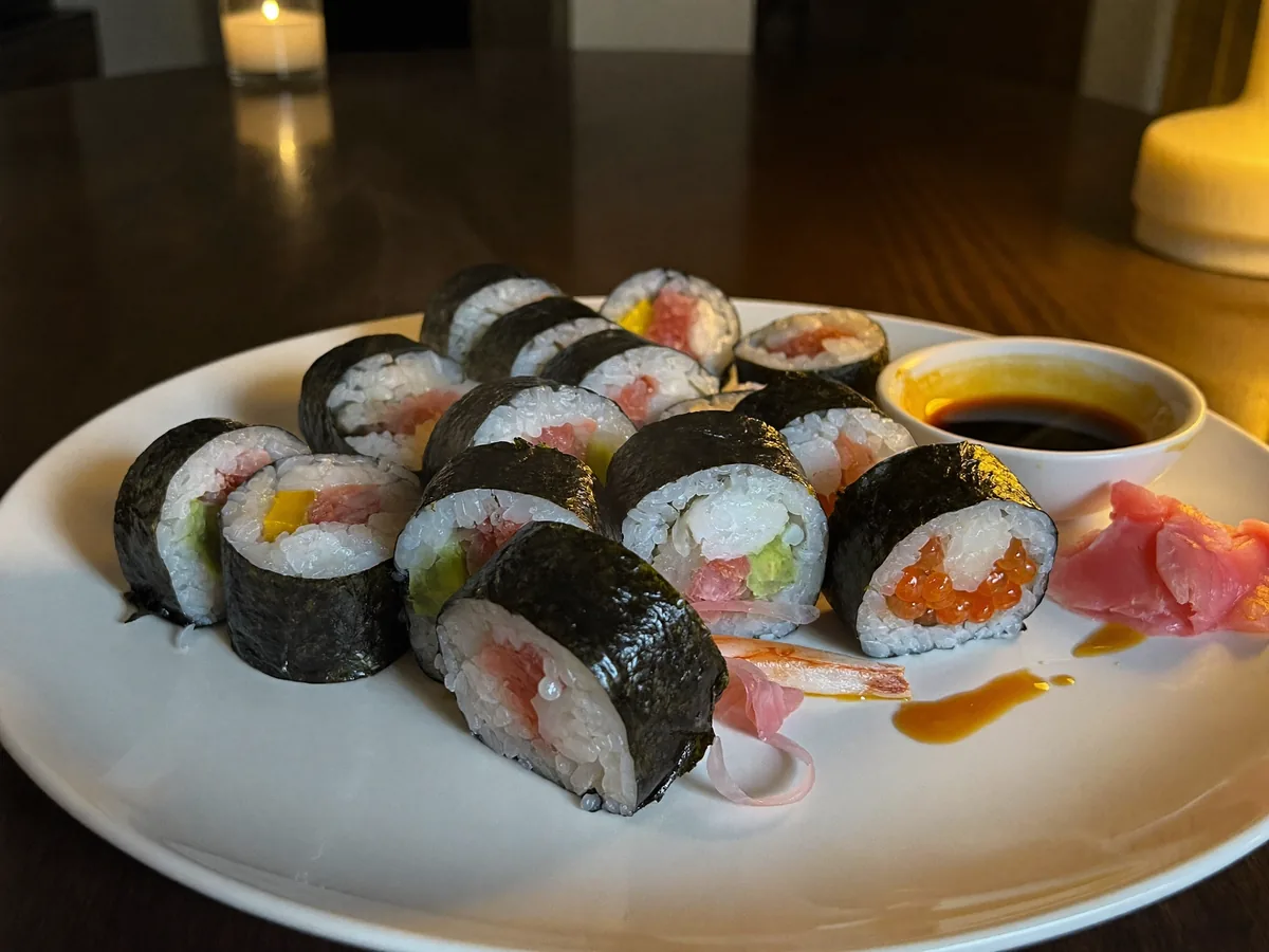 Роллы с крабовым мясом и красной икрой