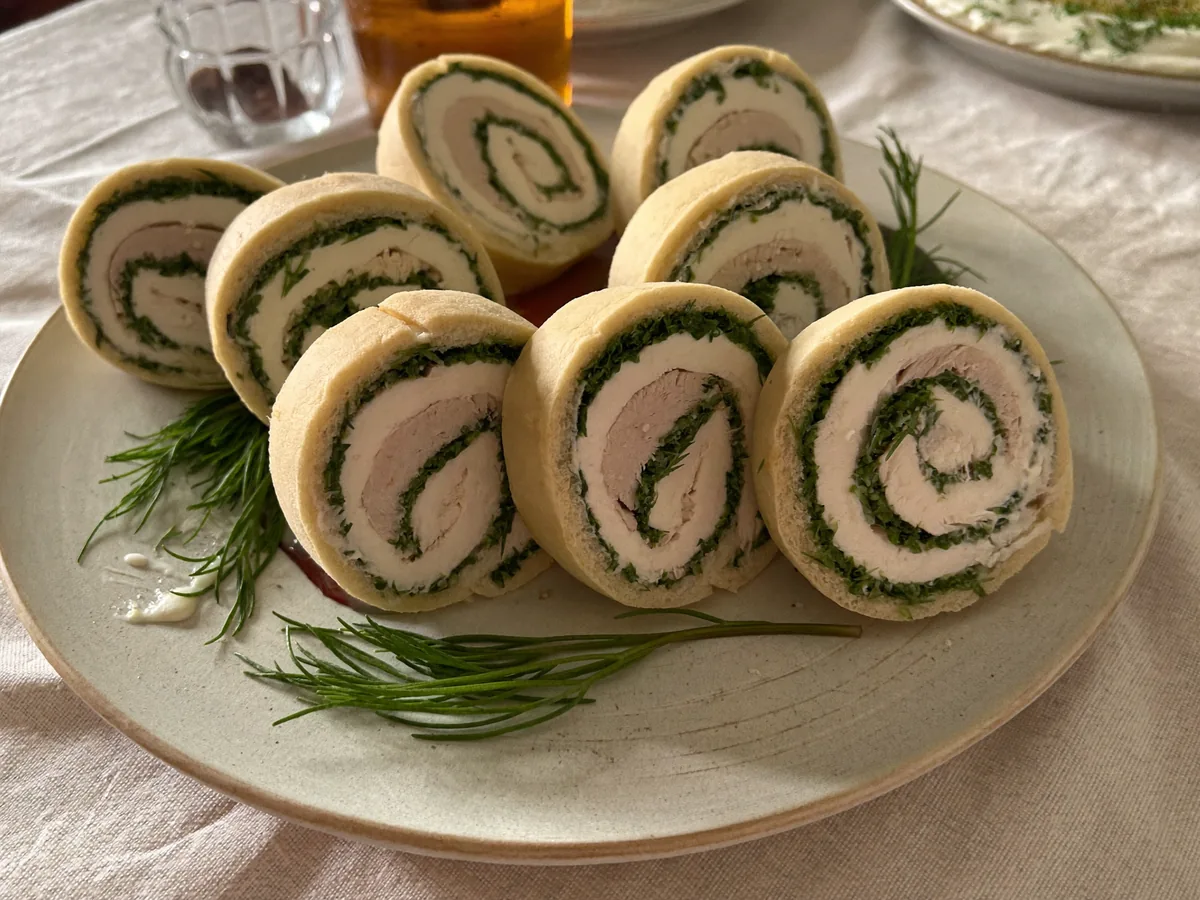Рулет из лаваша с куриной грудкой