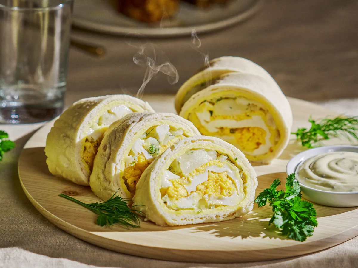 Рулет из лаваша с селедкой и яйцом