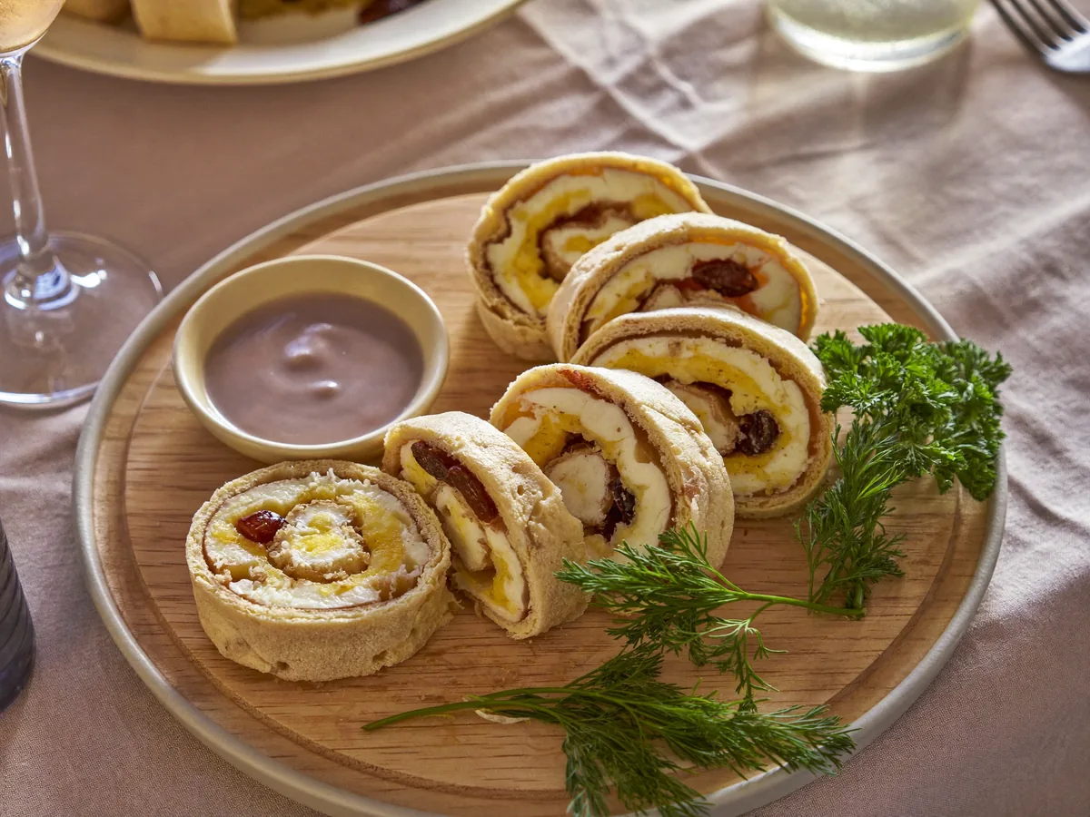 Рулет из лаваша с творогом изюмом и медом
