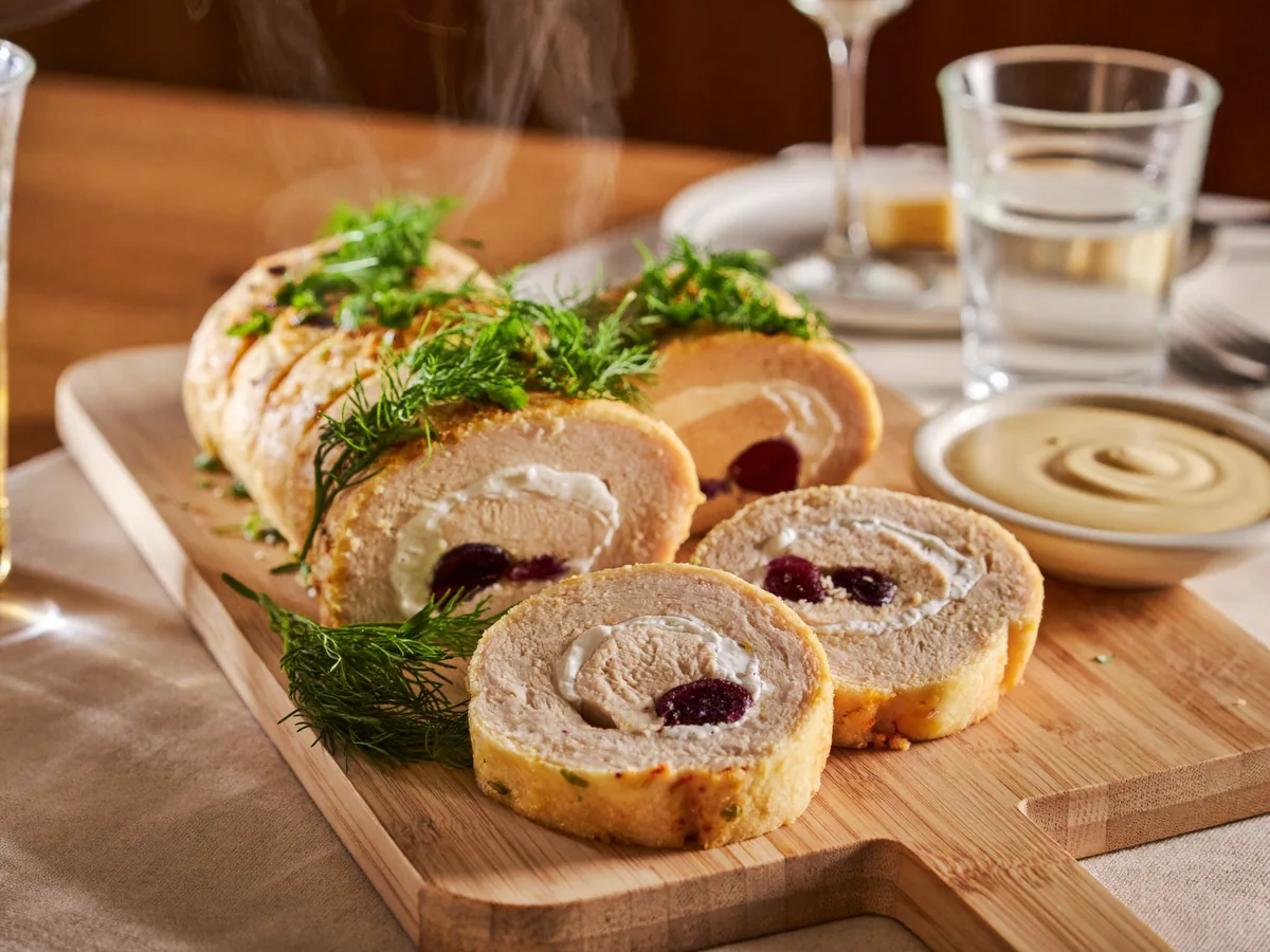 Рулет куриный с черносливом