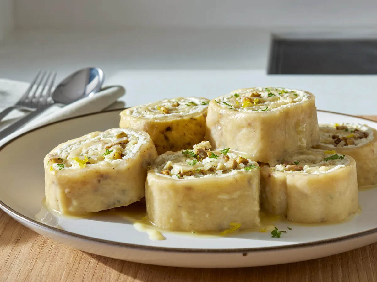 Рулетики из колбасы с начинкой из сыра