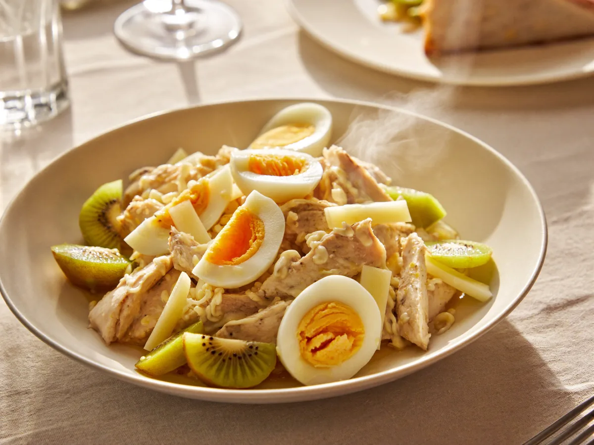 Салат Африка киви курица яблоко сыр яйцо