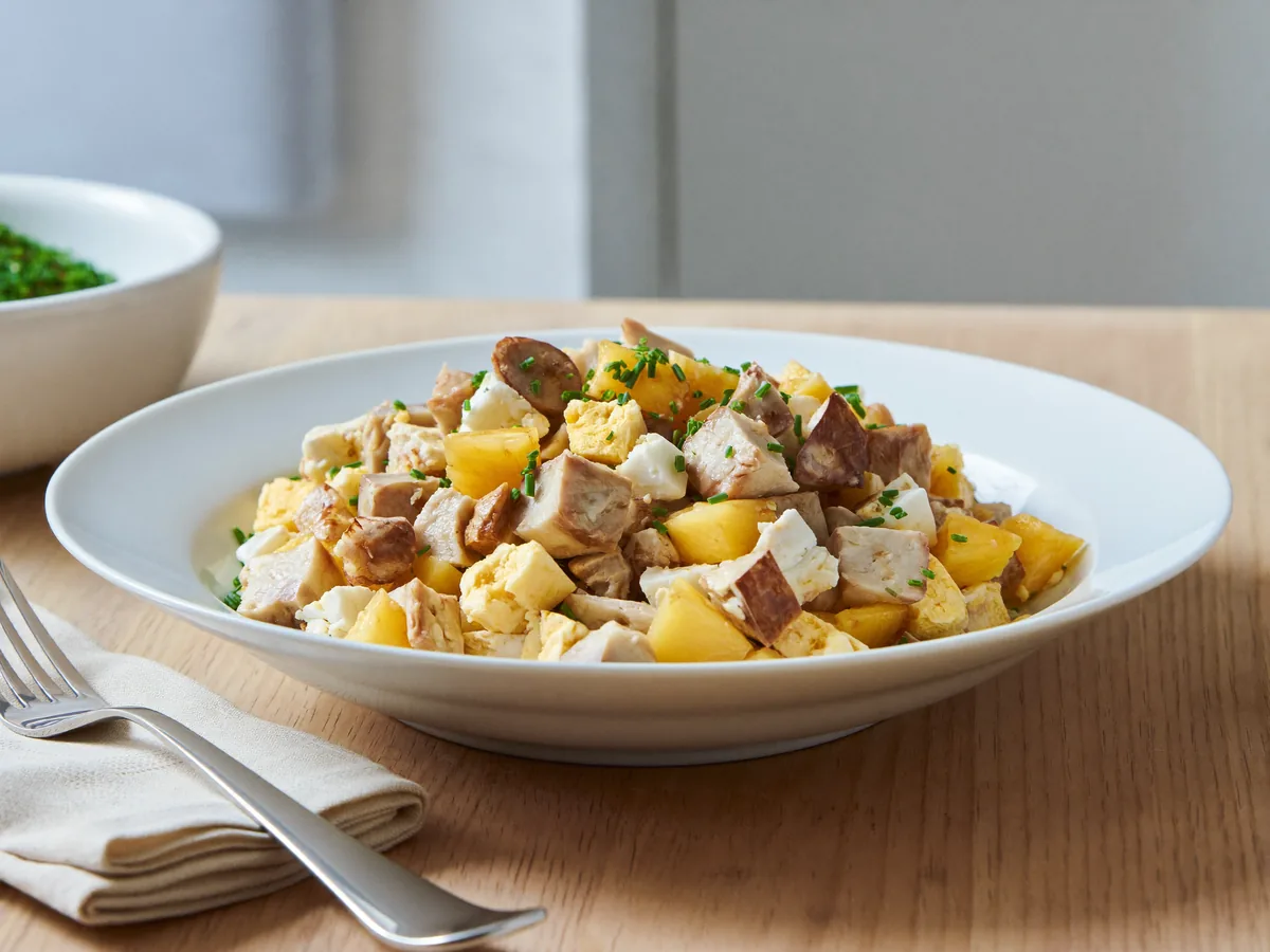 Салат Фиеста с запеченной курицей, ананасами и грибами