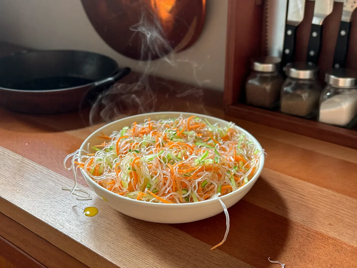 Салат фунчоза с корейской морковью и огурцом