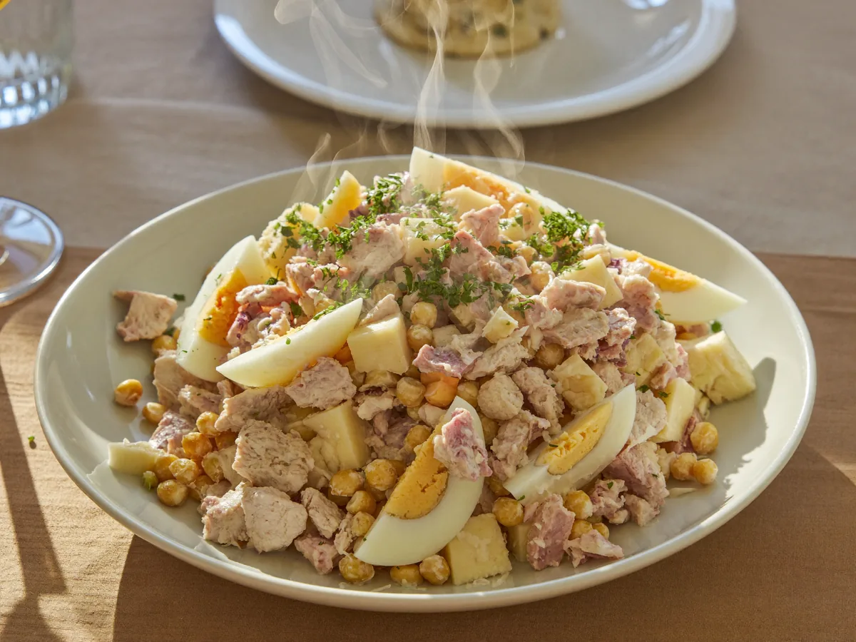 Салат из грудки с сыром
