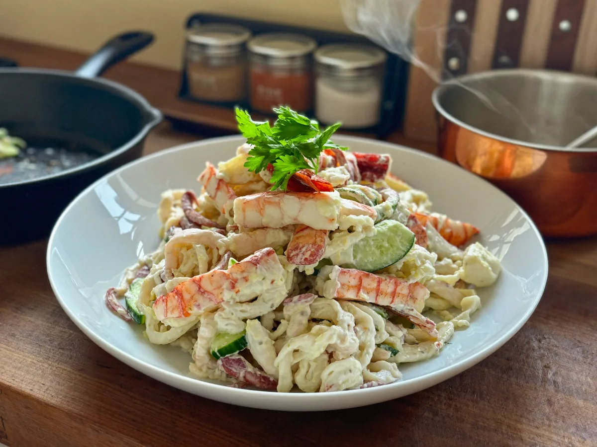 Салат из кальмаров с огурцом и крабовыми палочками