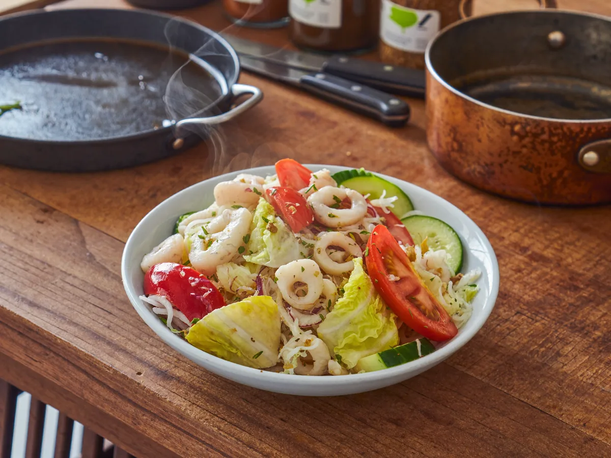 Салат из кальмаров с овощами