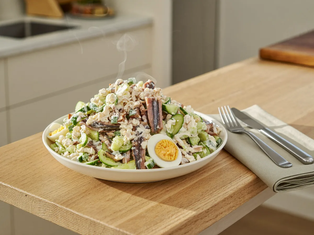 Салат из консервированной скумбрии с яйцом и огурцом