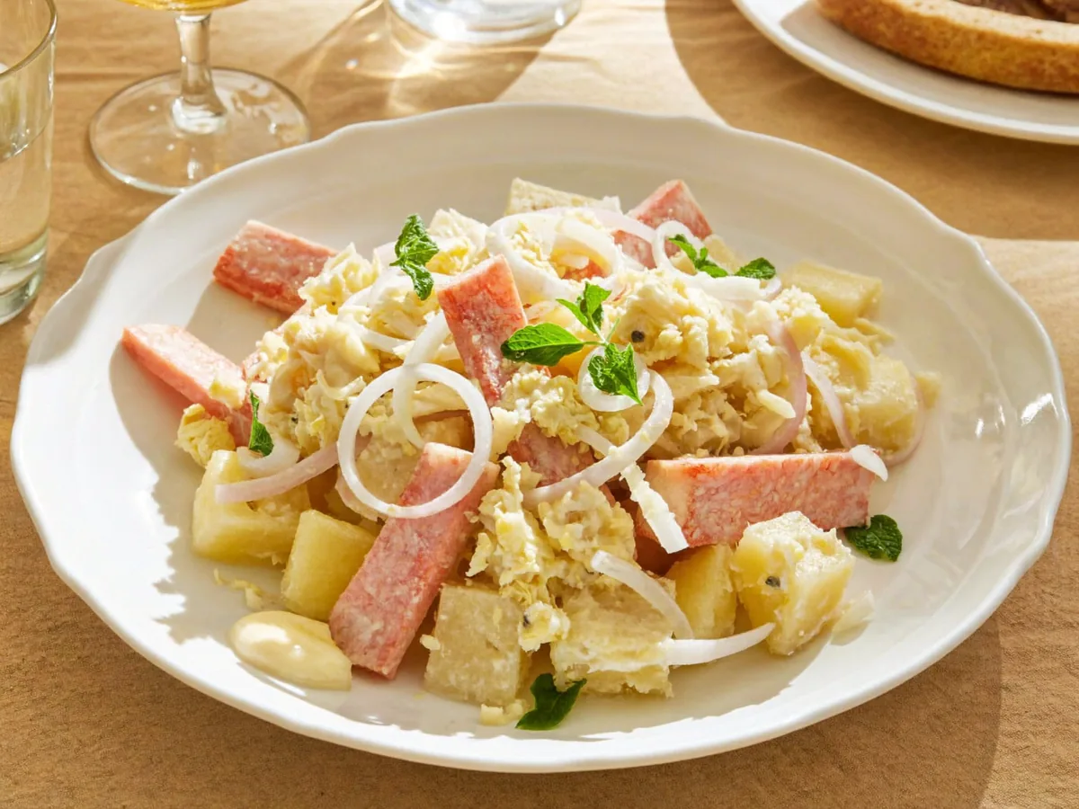 Салат из крабовых палочек с яйцами и картофелем