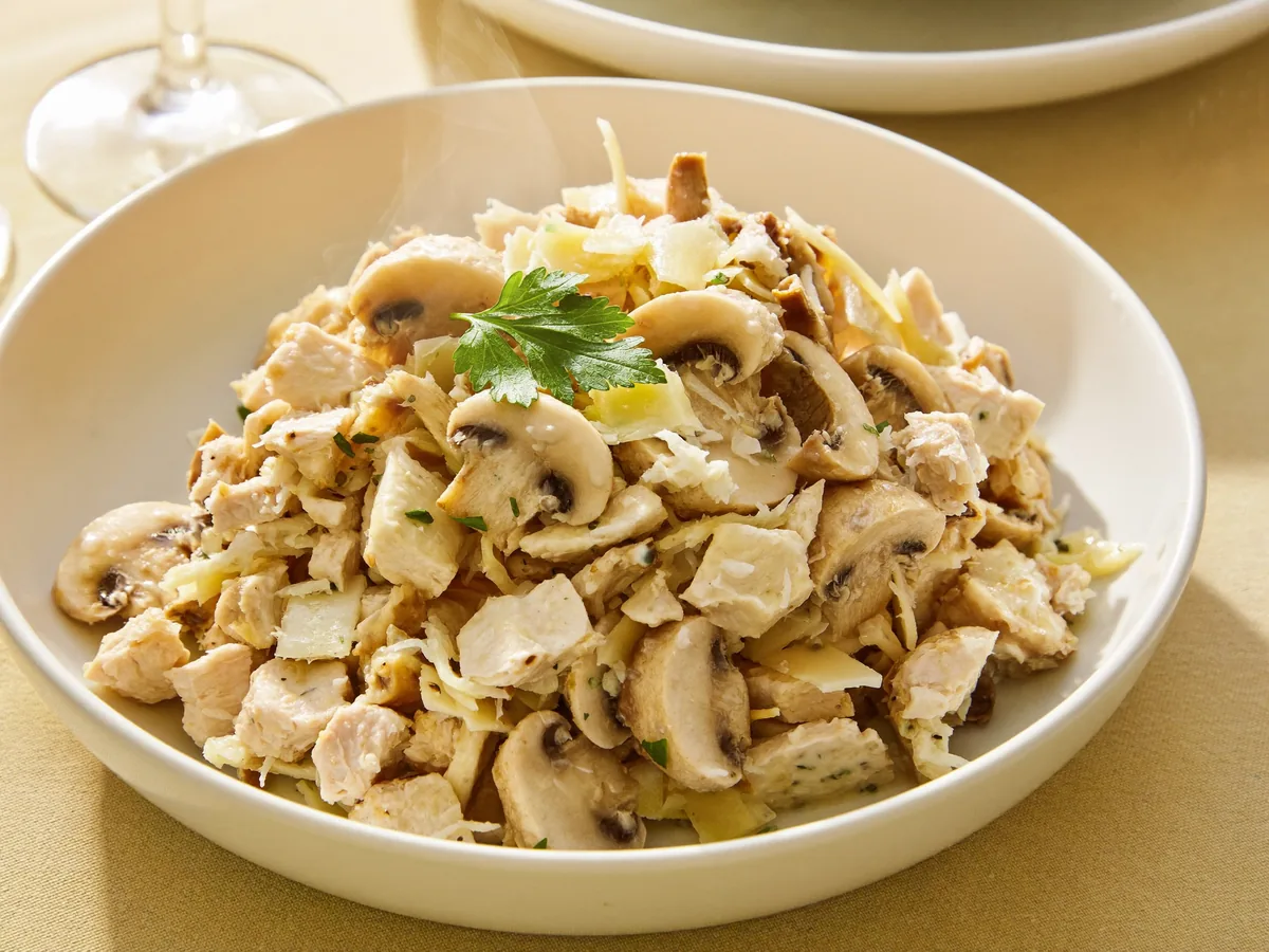Салат из куриной грудки и шампиньонов