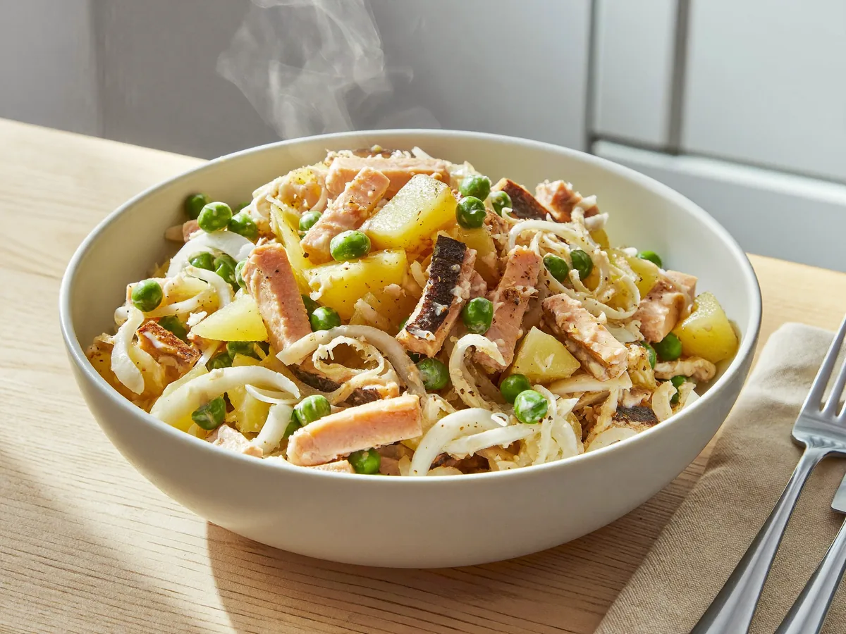 Салат из селедки с луком и горошком