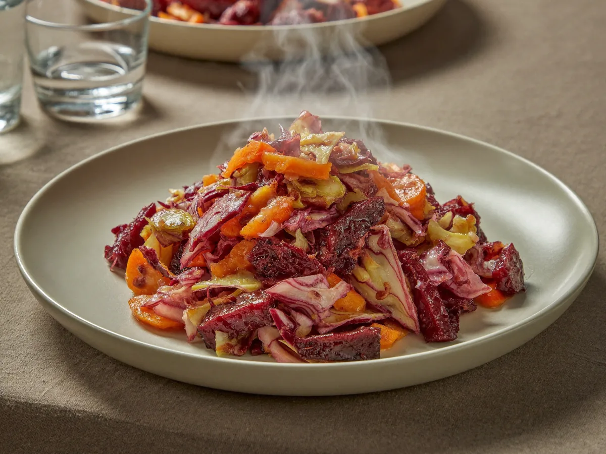 Салат из свежей свеклы моркови и капусты