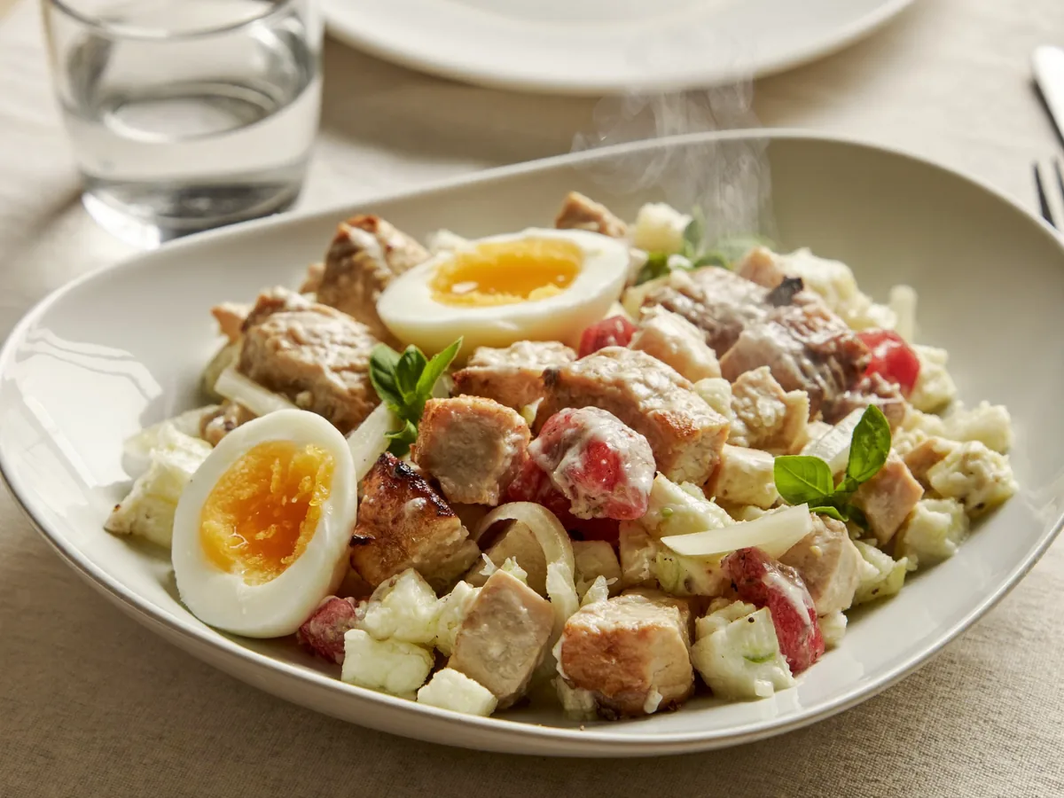 Салат Изумрудная россыпь с киви и курицей