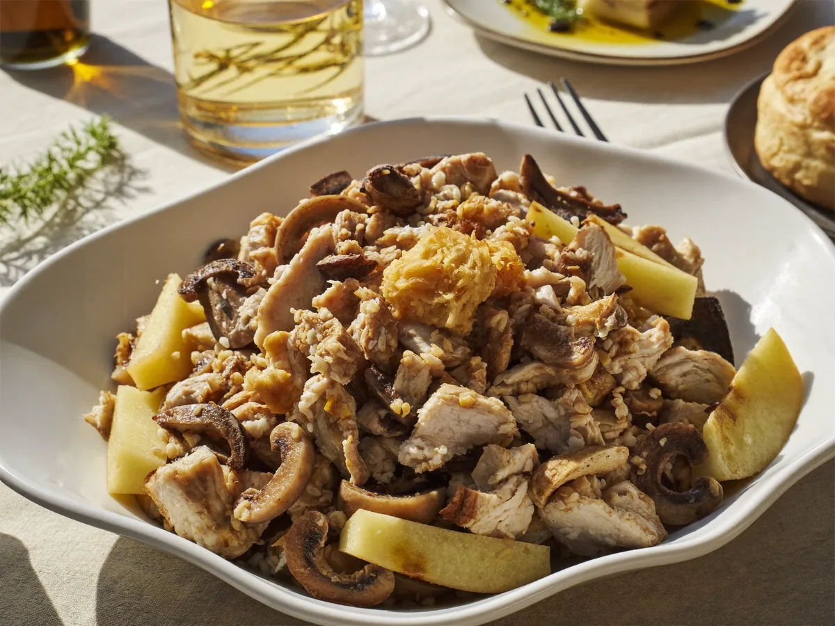 Салат курица с грибочками и яблоком