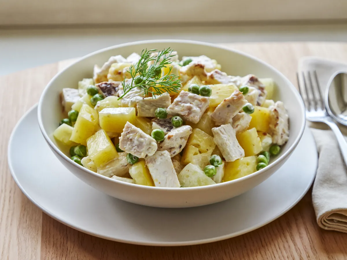 Салат "Курочка с ананасами"