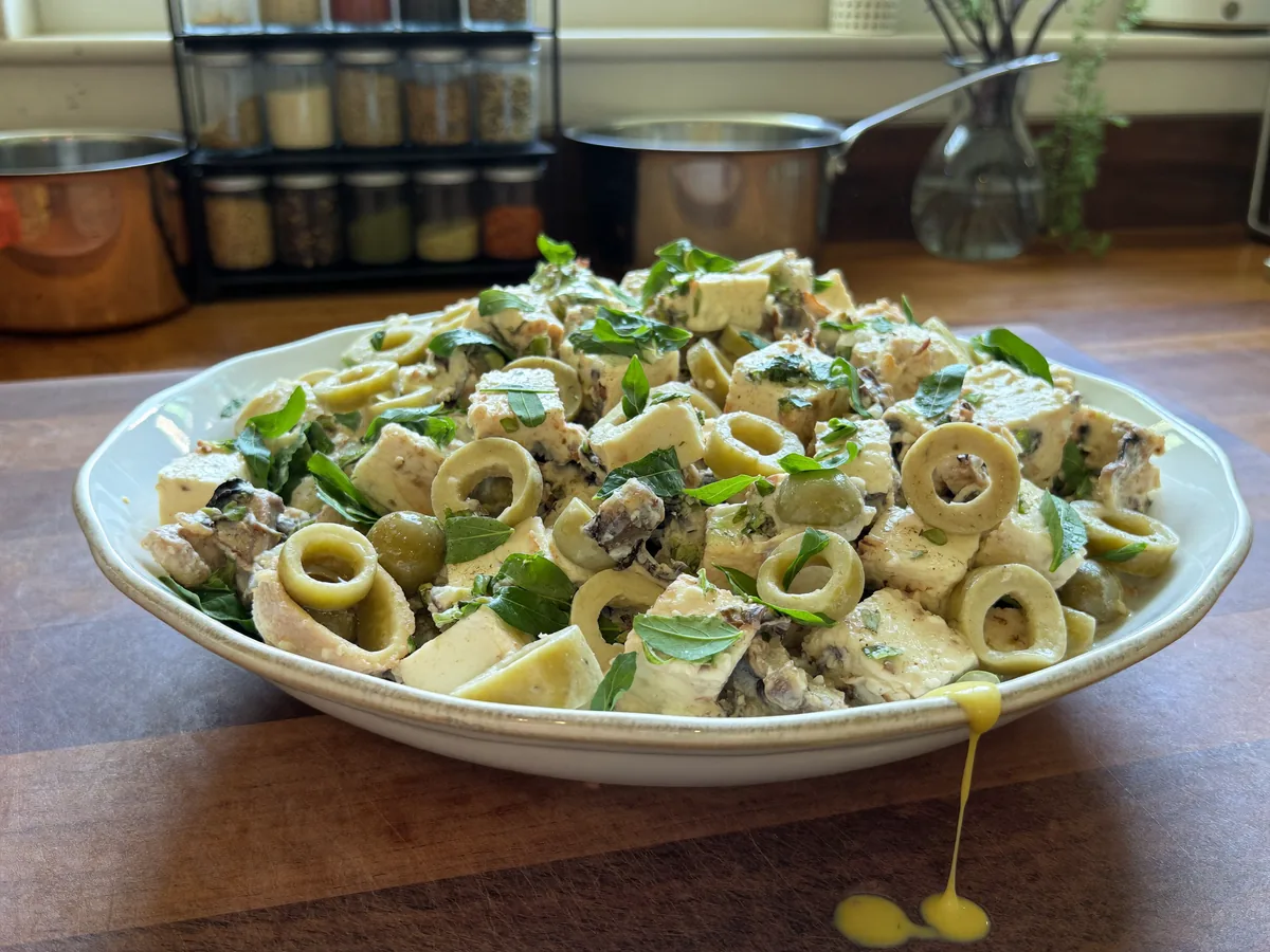 Салат «Пьемонтский» с курицей, грибами и оливками