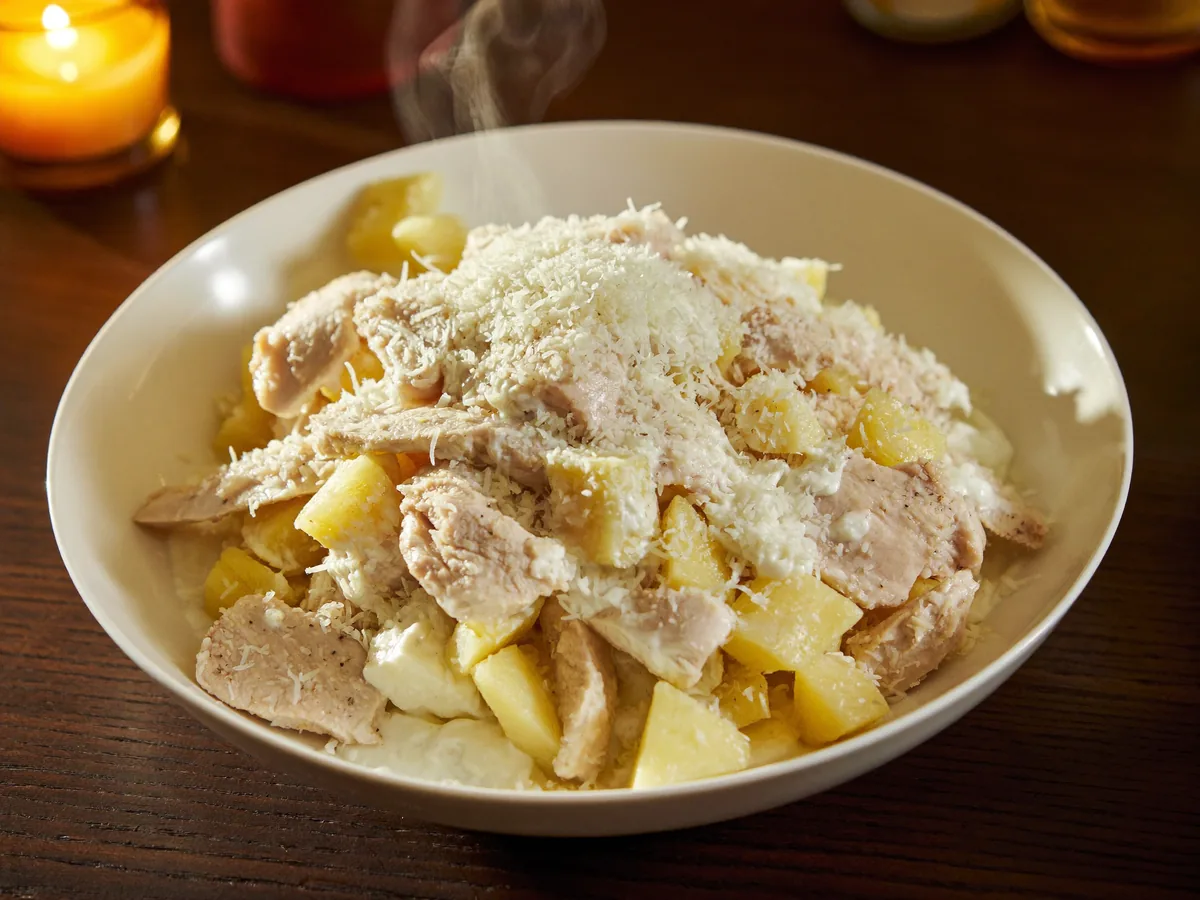 Салат с ананасом, курицей и сыром