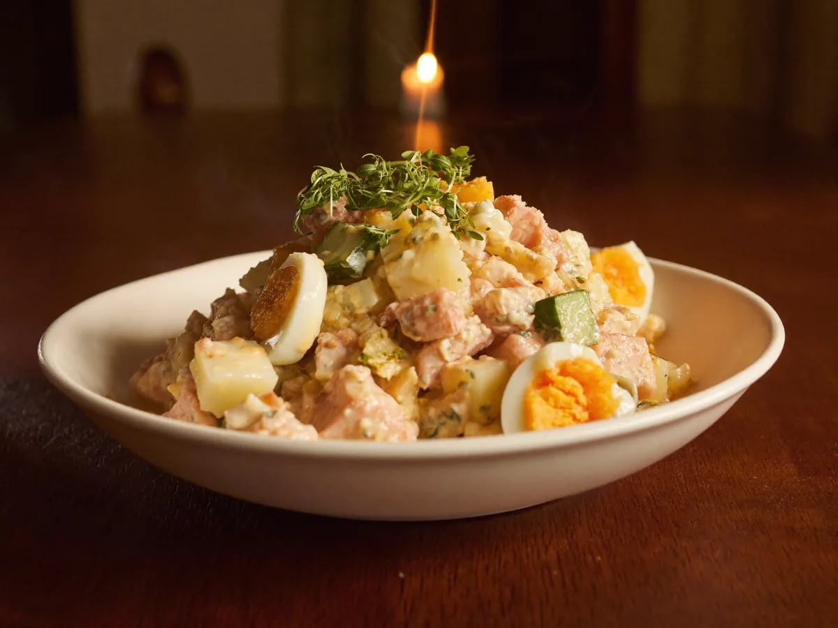 Салат с форелью слабосоленой и огурцом