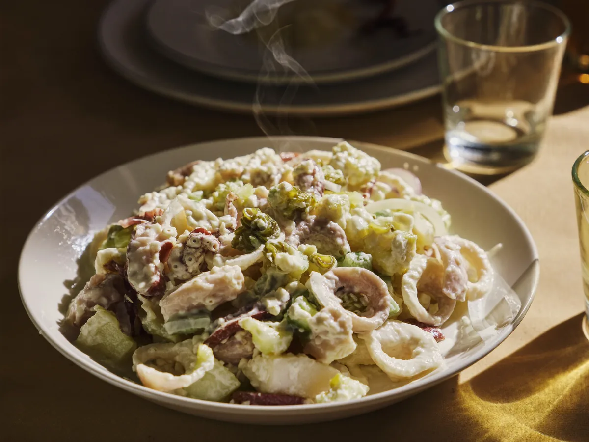 Салат с кальмарами и жареным луком