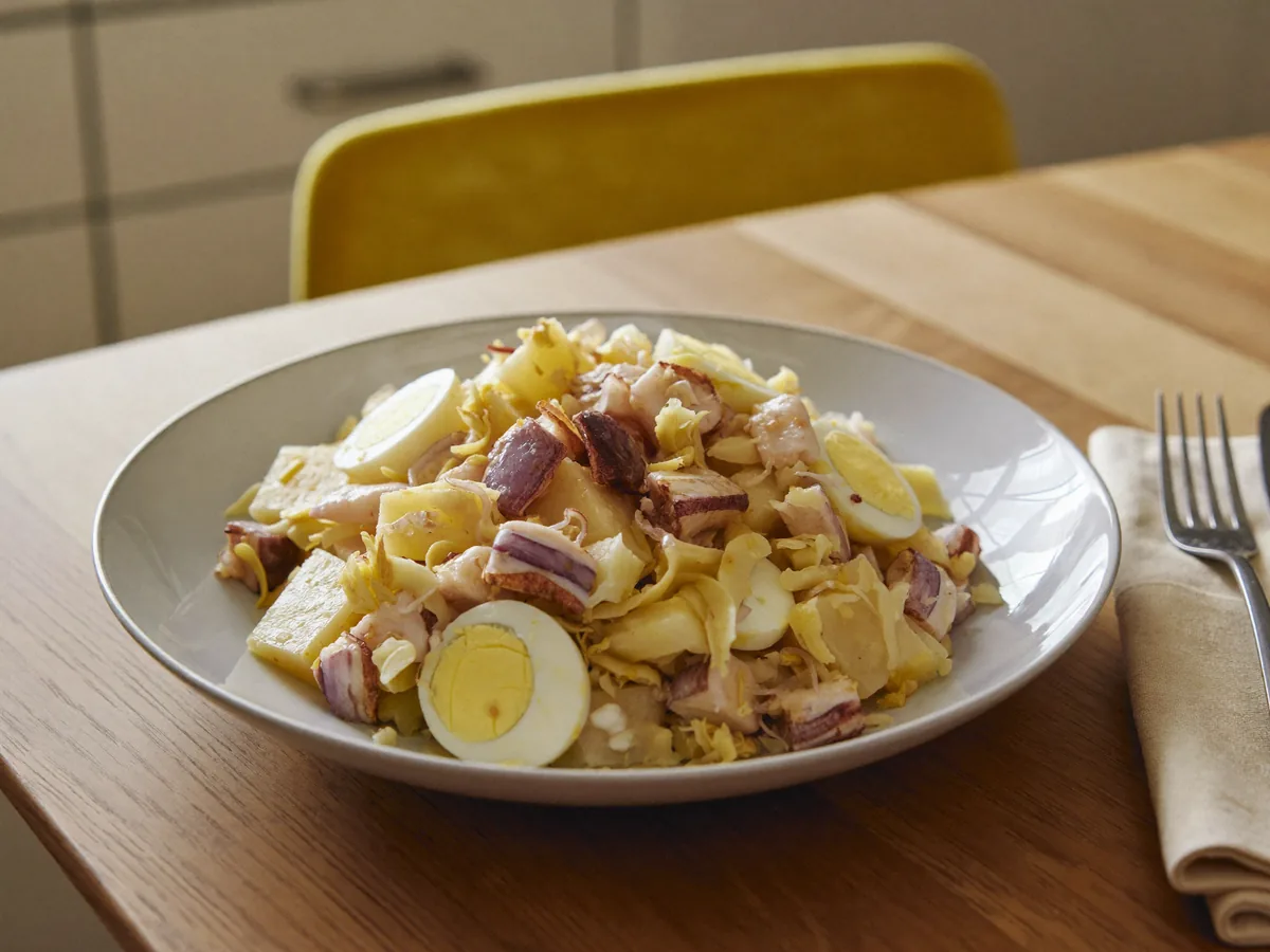 Салат с картошкой и консервированными кальмарами