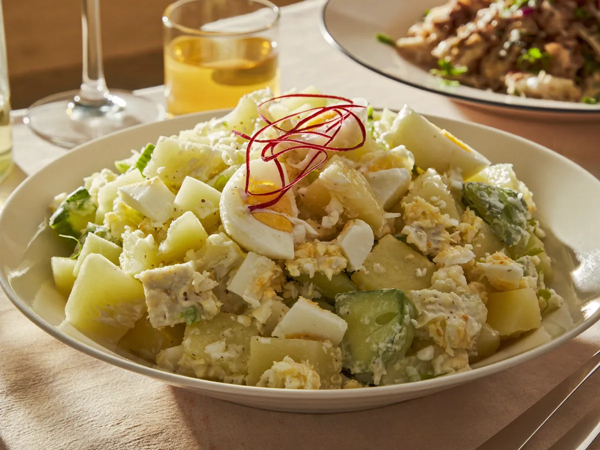 Салат с картошкой яйцом и огурцом