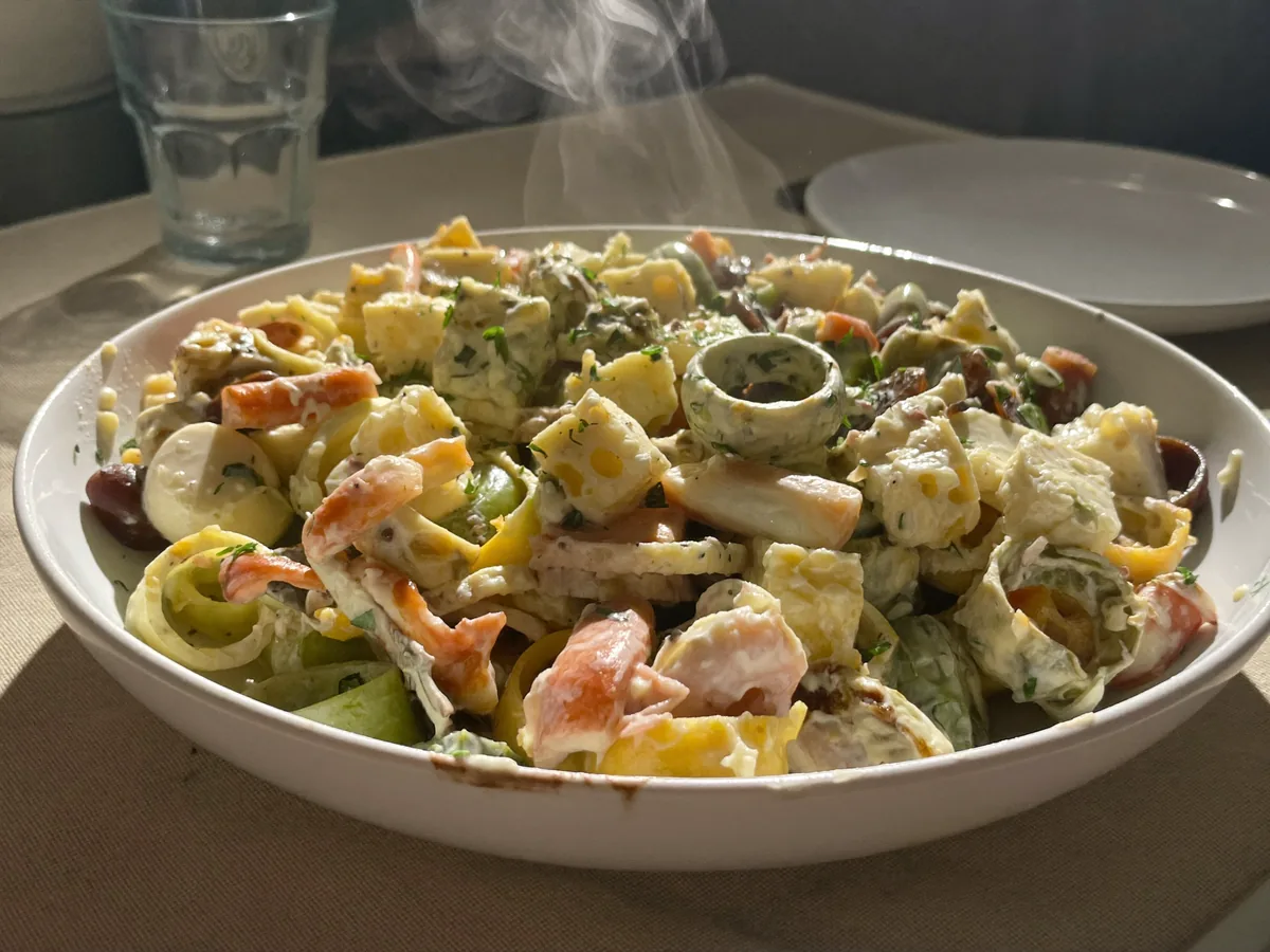Салат с копчёной рыбой, крабовыми палочками и яйцами