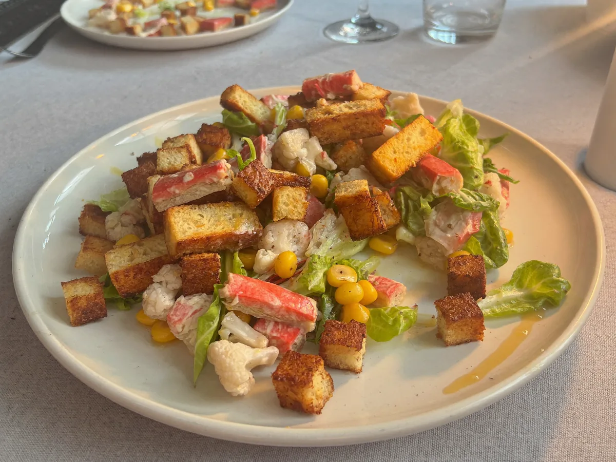 Салат с крабовыми палочками, цветной капустой и сухариками