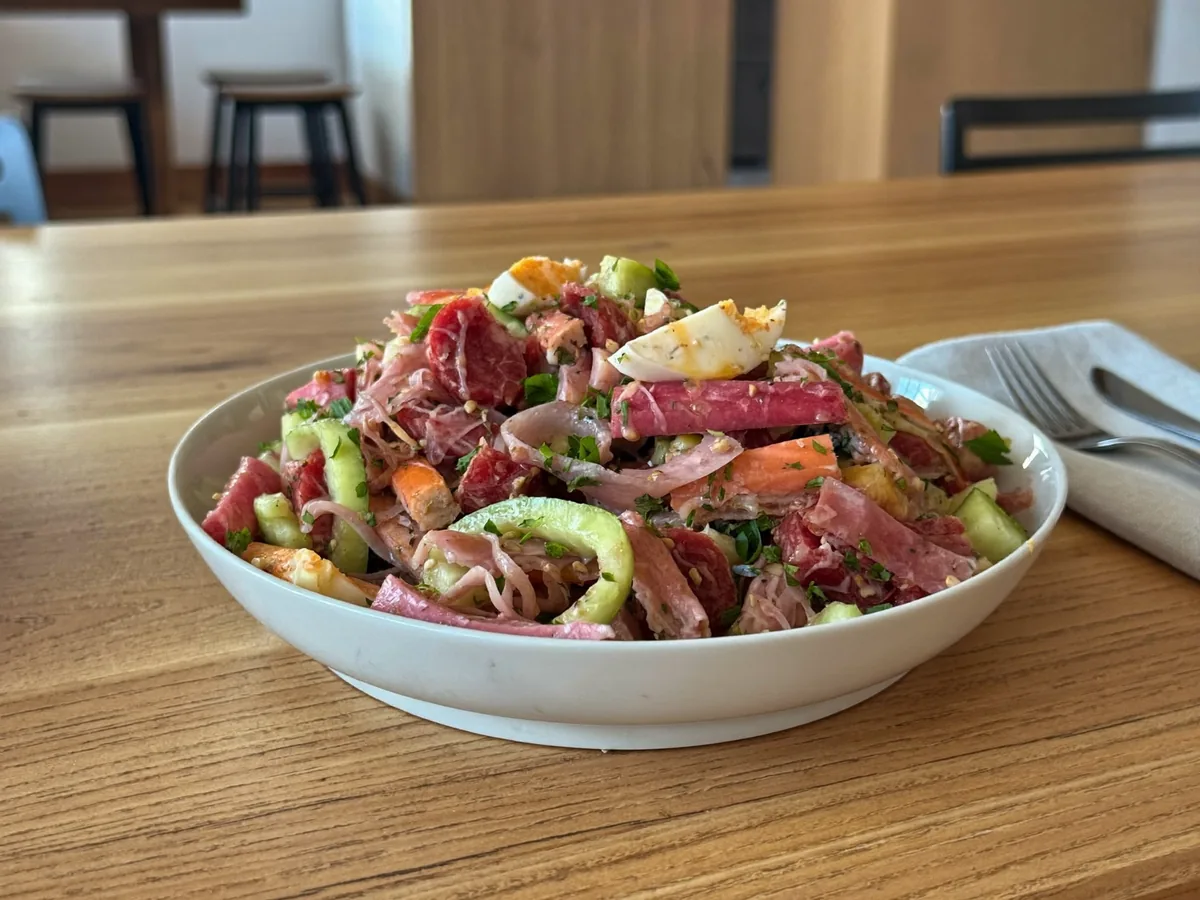 Салат с крабовыми палочками и копченой колбасой