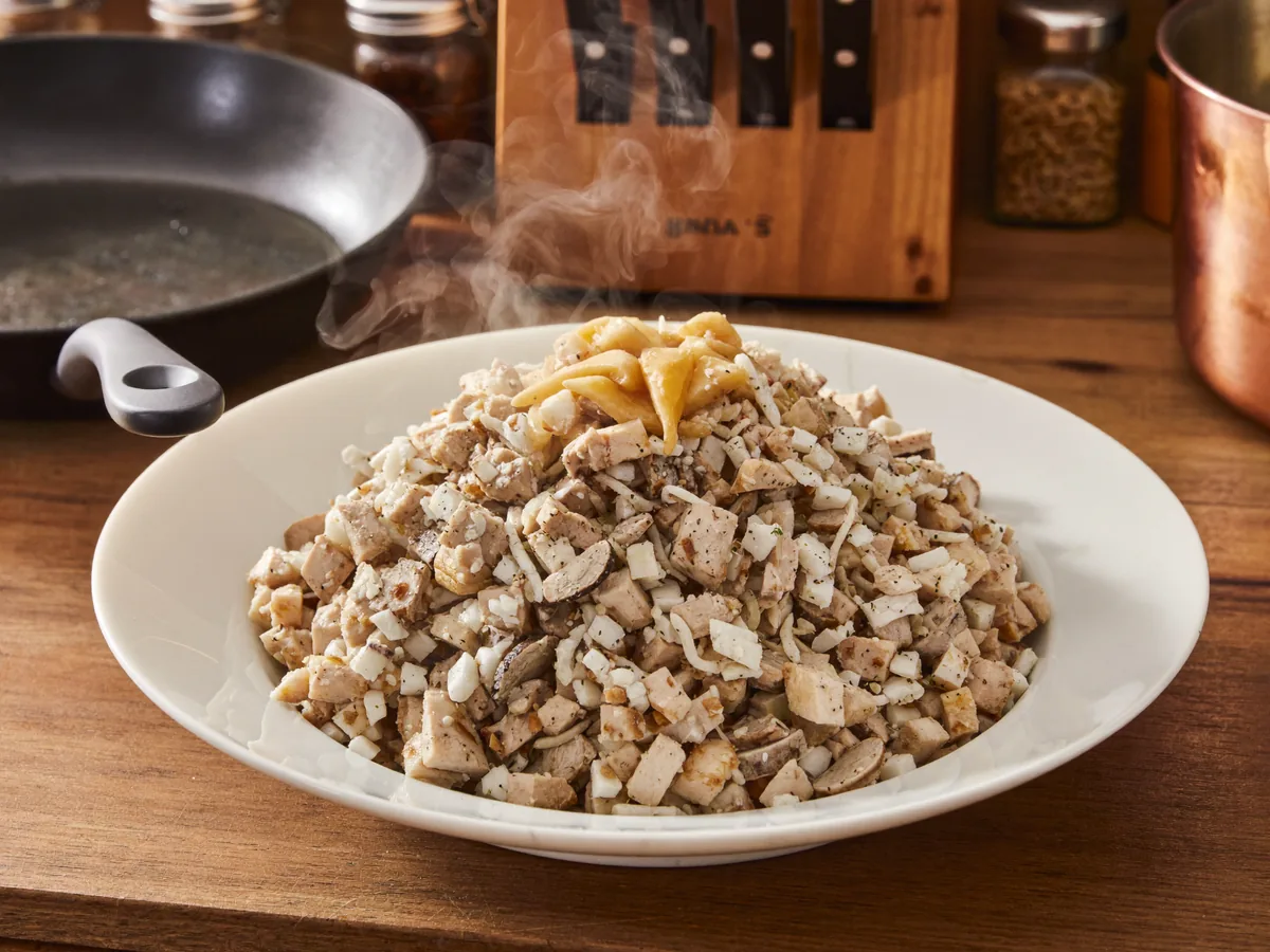 Салат с курицей, грибами, сыром и помидорами