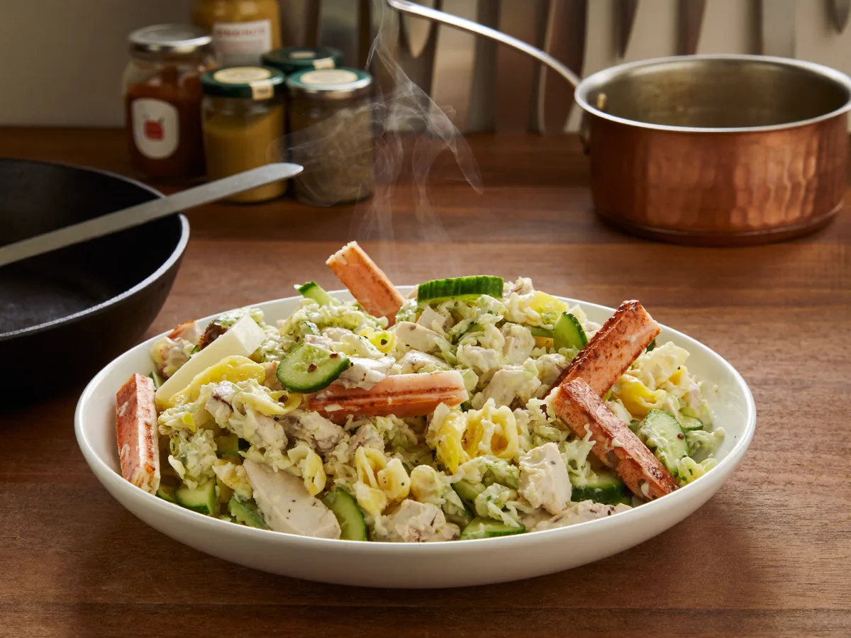 Салат с курицей и маринованными огурцами