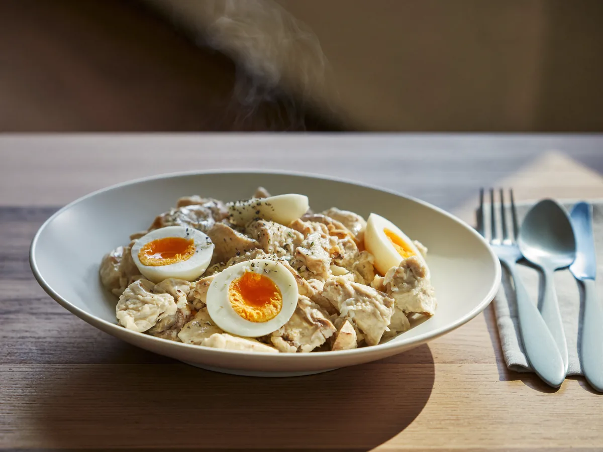Салат с курицей, киви и грибами