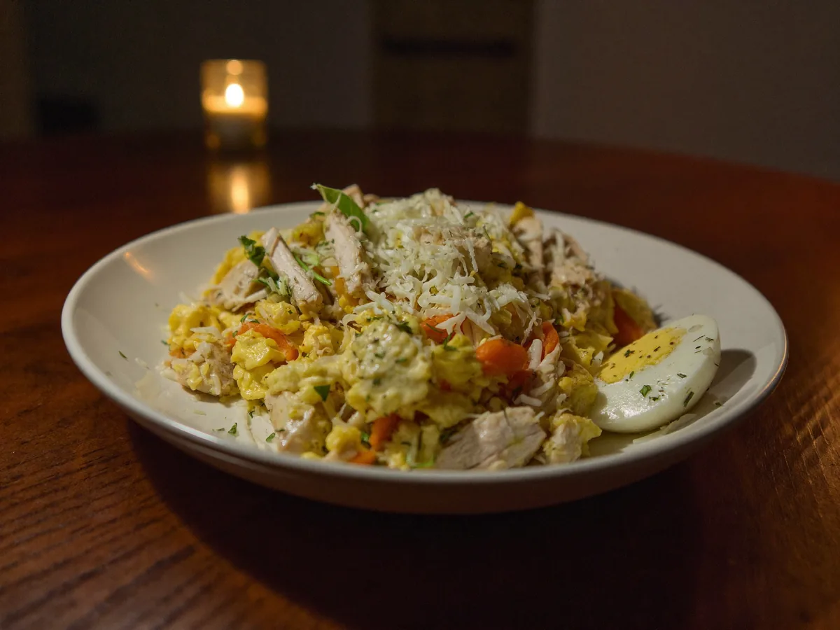 Салат с курицей, морковью, сыром и яйцами