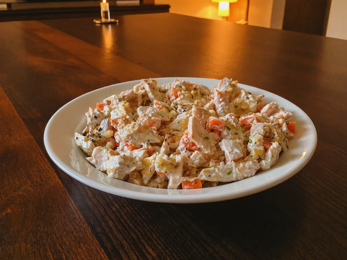 Салат с курицей, перцем и морковью