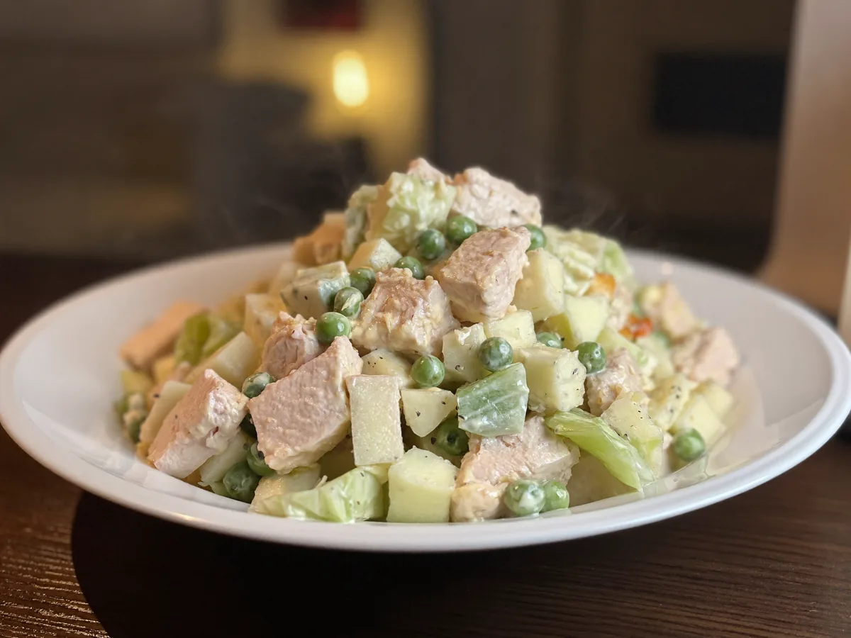 Салат с куриной грудкой и зеленым горошком