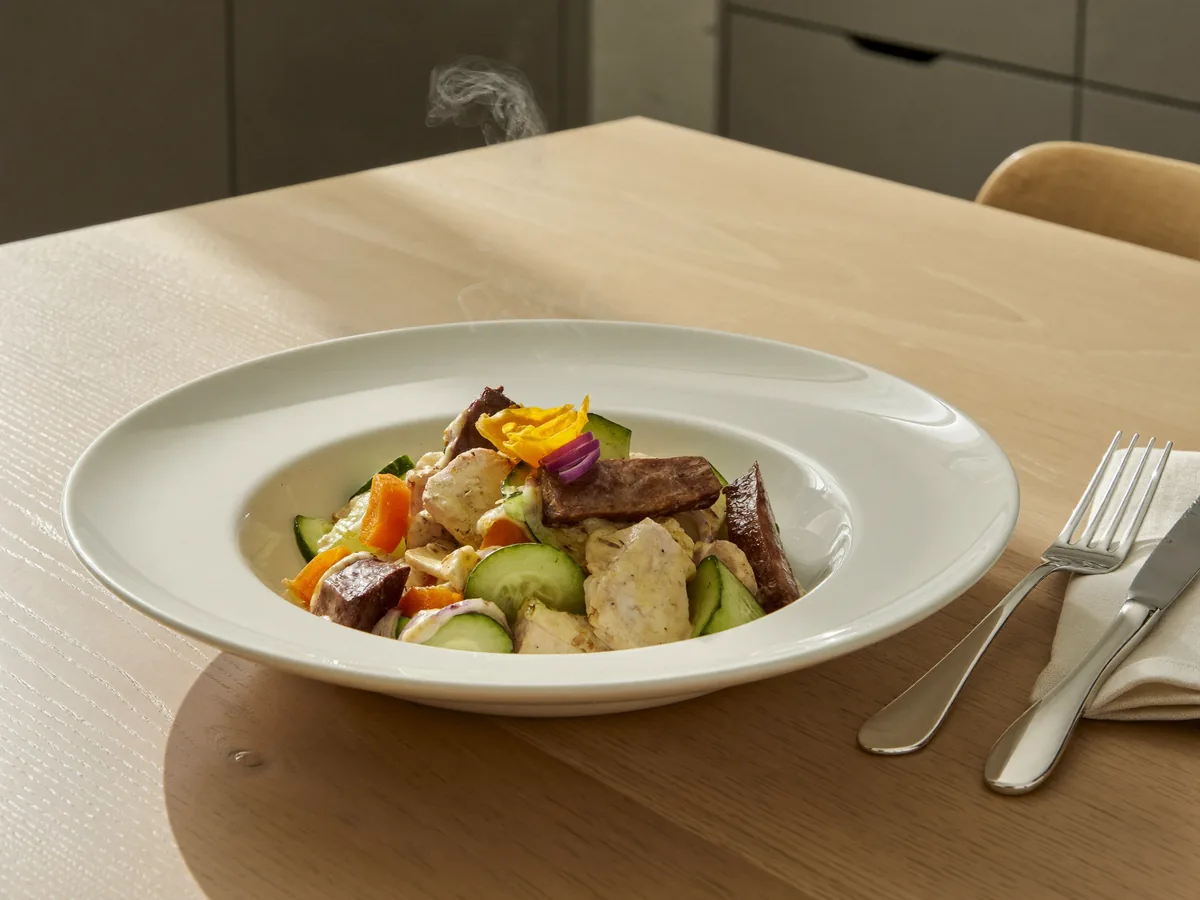 Салат с куриной печенью и маринованными огурцами