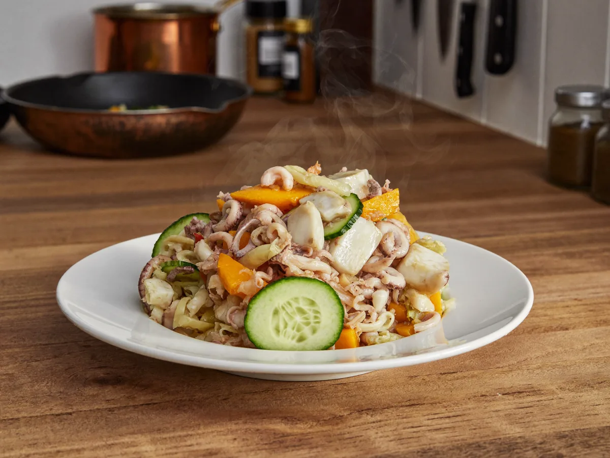 Салат с морской капустой и кальмарами
