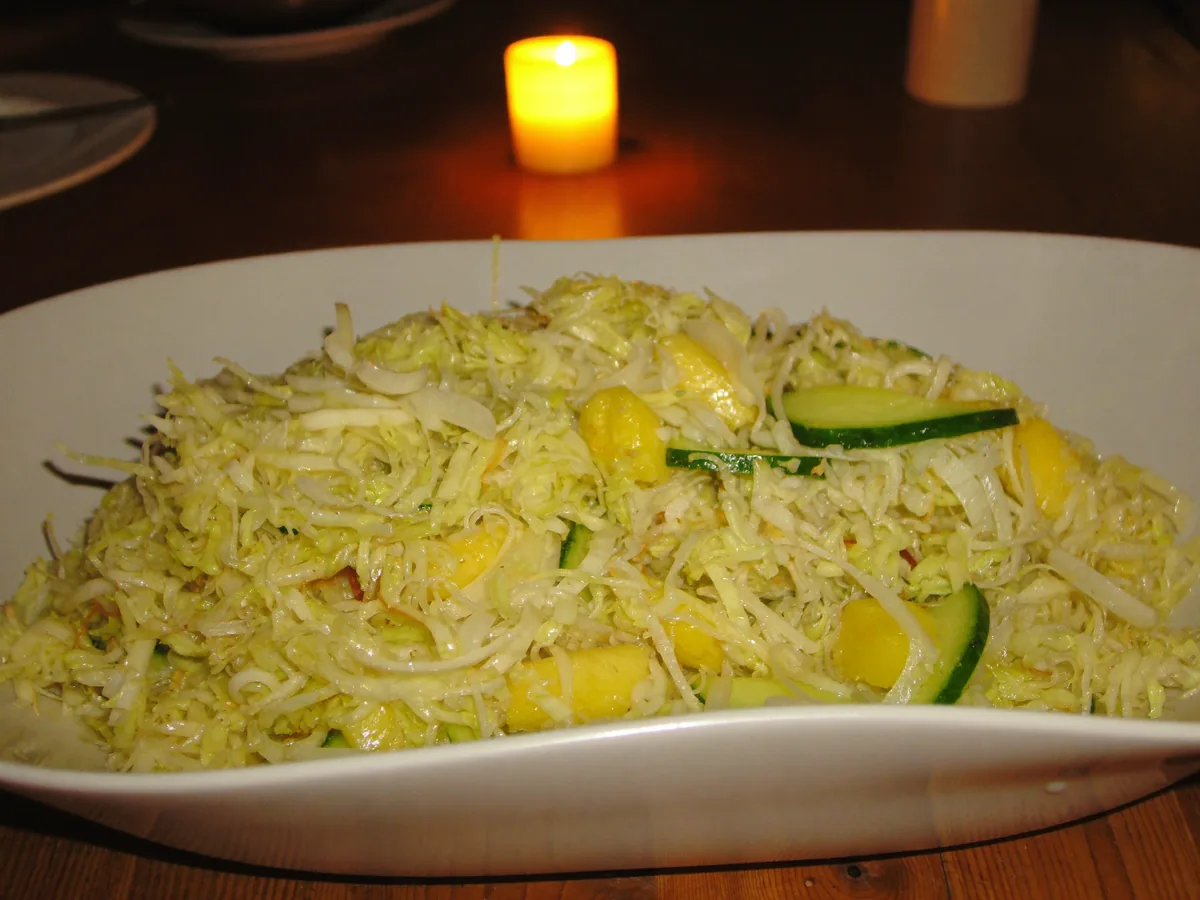 Салат с пекинской капустой, ананасом и маринованным огурцом