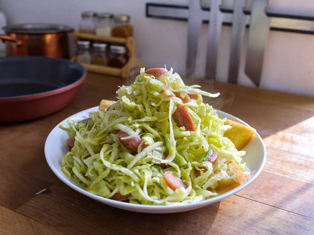 Салат с пекинской капустой и сухариками
