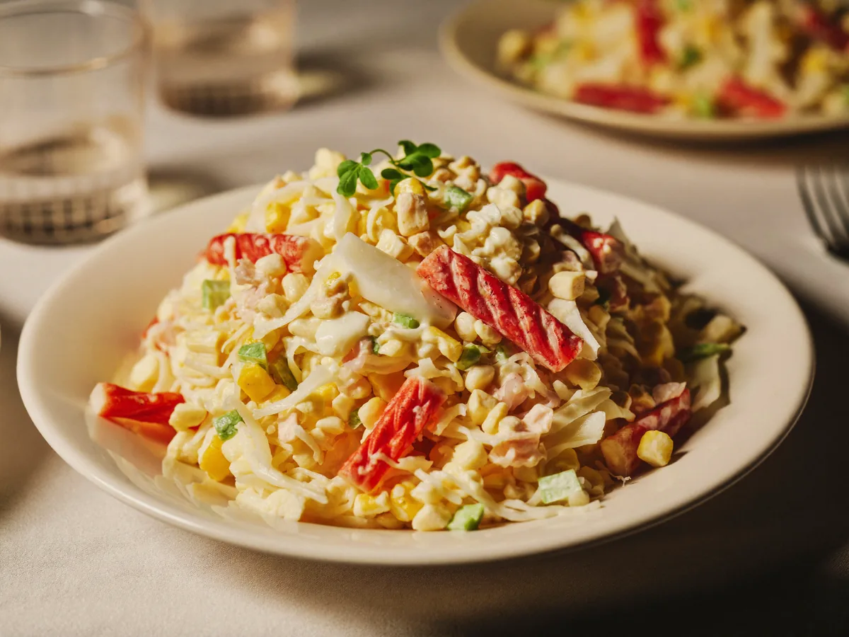 Салат с пекинской капустой крабовыми палочками и кукурузой
